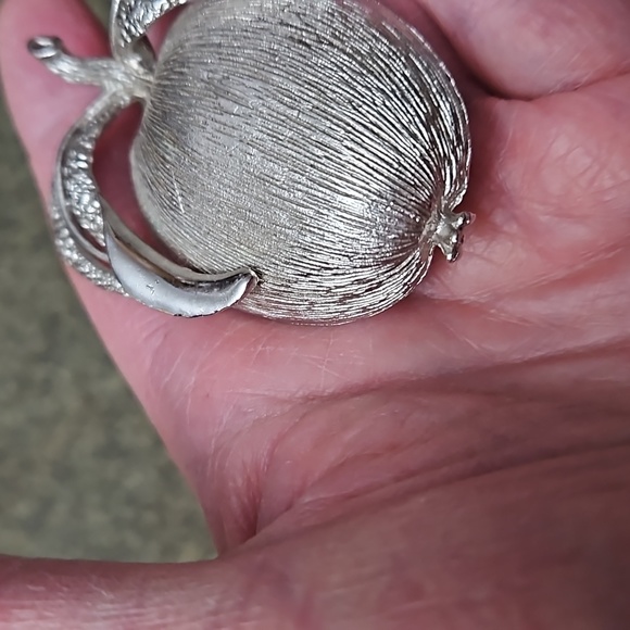 Vintage Sarah Coventry Apple Brooch Silver Tone Adam's Delight Signed - Picture 13 of 13